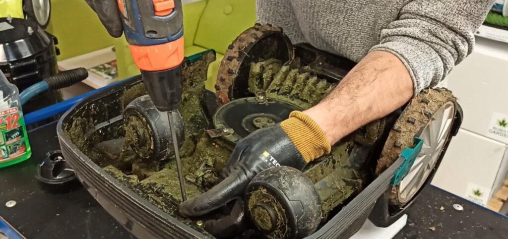 Vinterservice av robotgräsklippare, skruva bort signalboxlocket